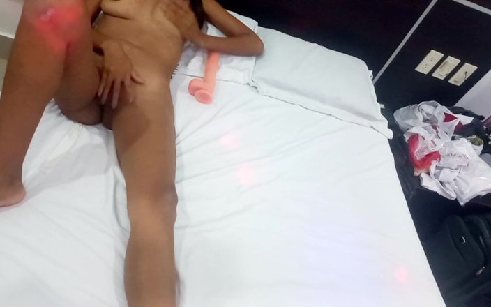 NEGRITA SEXY: Cewek kurus, seksi dan sange ini lagi asik masturbasi pakai...