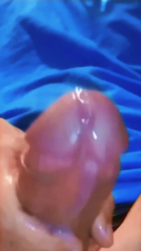 다른 콘텐츠 제작자의 환상적인 섹스에 반응하는 거대한 부하. 네 방식이 뭐야? 그것은 아래로 실행하거나 삼키게?