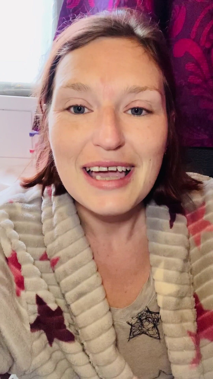 MistressWriggler: मम्मी दिन का पहला पेशाब आपके लिए उसकी सुंदर सेक्सी बालों वाली चूत पीने के लिए भारी मात्रा में पेय प्रदान करती है