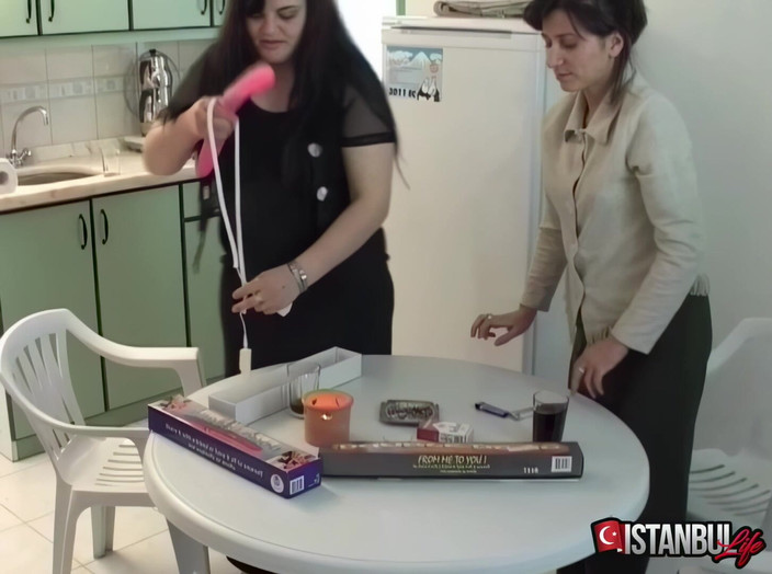 Istanbul life: Turkisk hemmafru har sex med sin flickvän