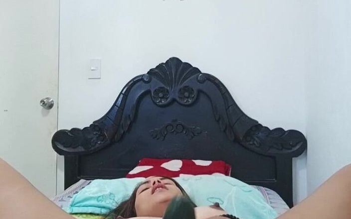 Barbaravzla: 拉丁女郎推着一根巨大的黄瓜直到她滴水