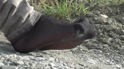 Mistress Legs: Jeans-füße in schwarzen nylonsocken am meer