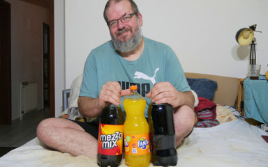 Qualzucht: Protáhnu si díru obrovskými láhvemi!