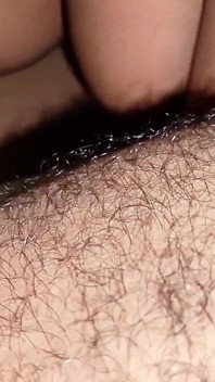 Viral tetona masturbación con la mano y semen en la boca - coño de pareja folla dos veces