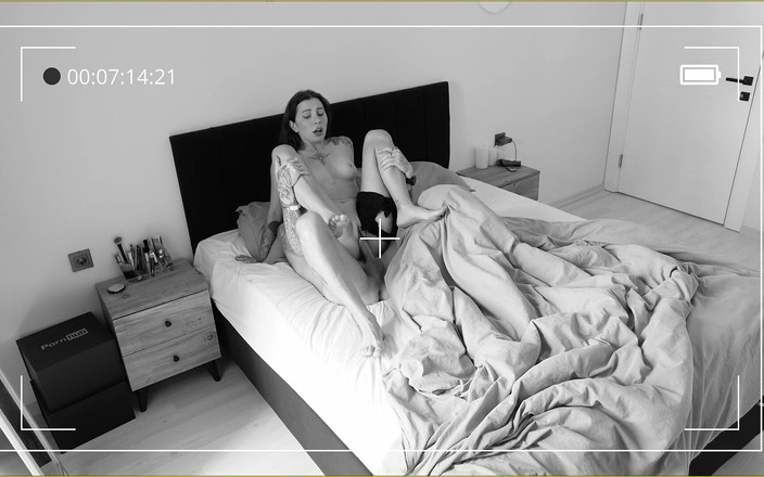 Ghomestory: De stiefmoeder van mijn vriendin neukte me terwijl ze onder...