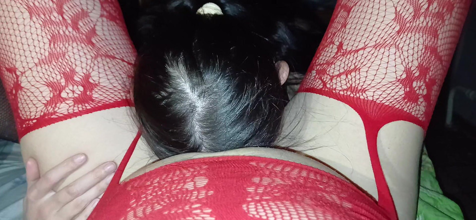 Lesbian-candys: Nuestra vecina morena flaca se turna para realizar cunnilingus a...