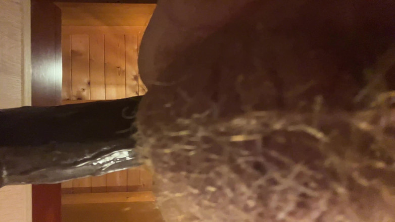 Almaviva: Dedenin taşaklarının yakın çekim ve 50 cm uzunluğundaki siyah dildosunun penetrasyonu