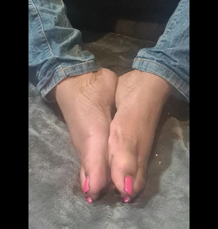 Simp to my ebony feet: Gambar kuku jari kaki merah jambu