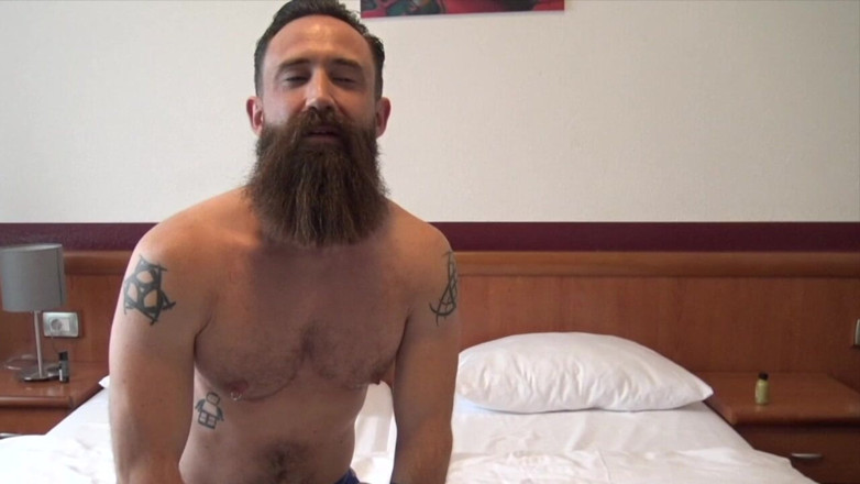 Best bareback porn from Madrid: Cậu bé rậm lông bị đụ thô bạo bởi Xxl Latino...