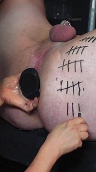 24 anální kolík Popping femdom anální otrok