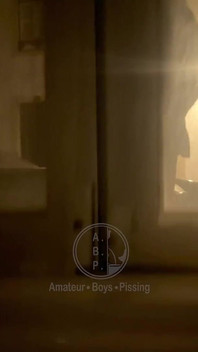 Bu çocuğu penceremin önünde işerken yakaladım, bu yüzden yaklaştım, açtım ve onu şortlarını kaldırdığı gibi filme aldım, sopaladım