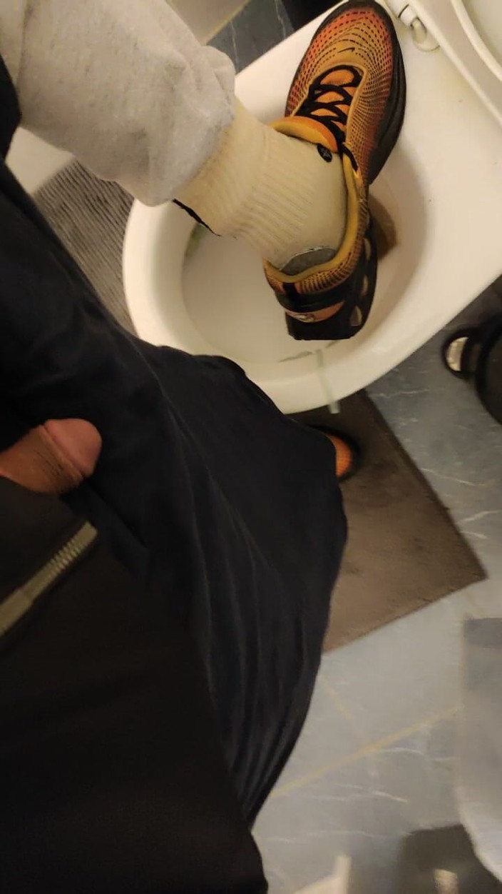 SmokedAlloy2: Dirtyjunkbro在厕所里撒尿，臭袜子和湿润的运动鞋