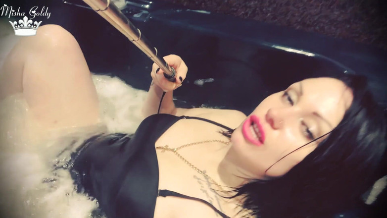 Goddess Misha Goldy: 粉红色的嘴唇和我的脚会让你射精