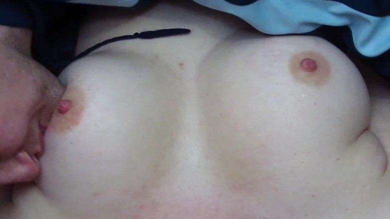 Pussy For Sperm: Молодой мужик сосет и лижет большие сиськи подруги