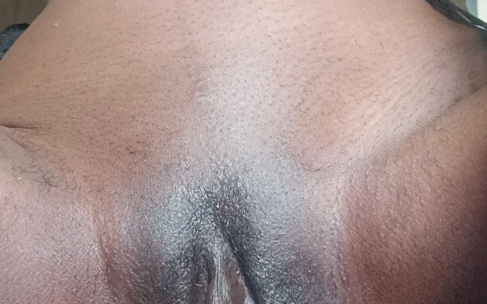 Briita: Кончаю, нося очень сексуальные чулки.