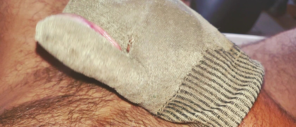 Stink HairyMale: Tôn sùng găng tay