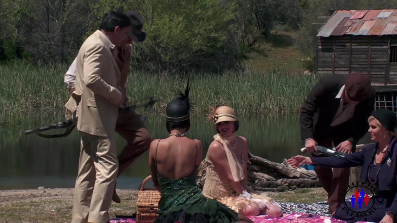 Colective Pleasure: Gangsta picnic accanto al fiume si trasforma in un'orgia.