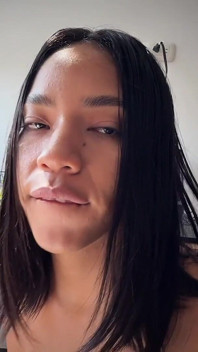 Aku mergokin abang tiriku lagi nonton videoku dan memutuskan untuk ngentot memeknya untuk pertama kalinya
