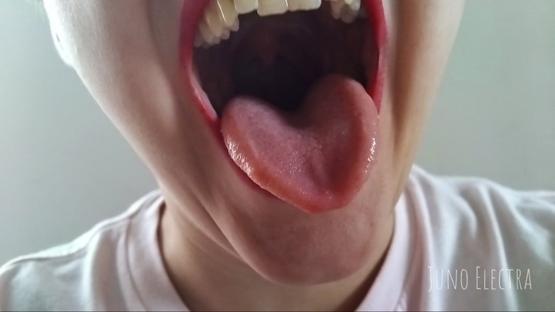 The Antichristrix: Giganta Labios Rojos tiene hambre de ti - en primer plano