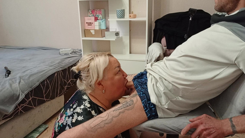 Zona901: 정액을 충분히 얻기 위해 펠라를 해주는 이웃