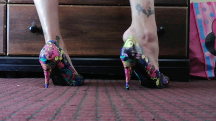 Abby Anna: Mainin sepatu pompa sepatu hak tinggi sambil berdiri