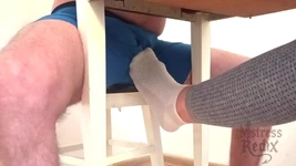 e orgasmo arruinado debaixo da mesa