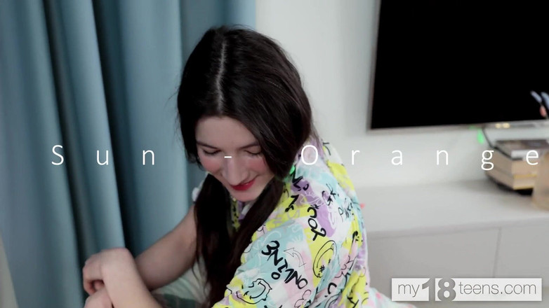 My 18 Teens: My18teens - сексуальна брюнетка з маленькими цицьками трахає свою пизду вібратором
