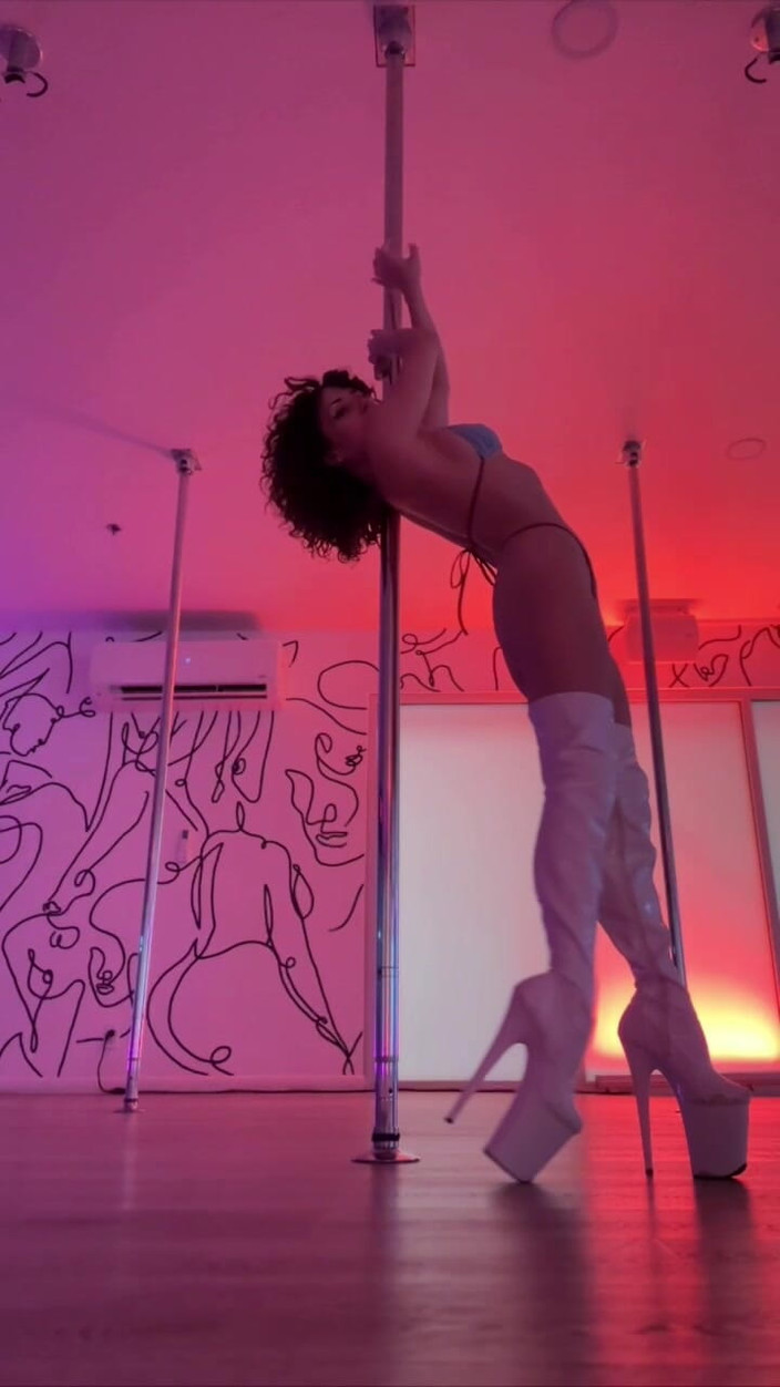SavvyStar: Pole Dancing