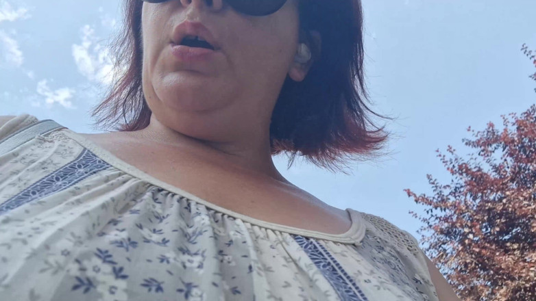Nicoletta Embassi: バーの通りと川を歩く:歩道に流れる排泄物とニコレッタによる激しい排尿