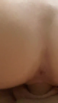 내 이웃은 아침 일찍 자지에 뛰어 들기를 좋아해