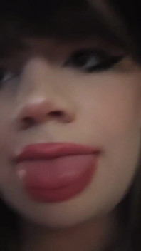 Trans holka s velkými chcaní si tře péro