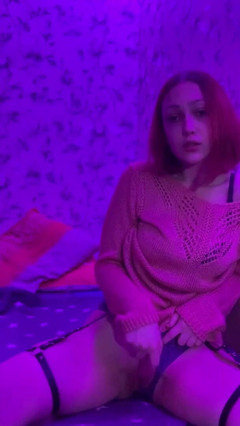 SashaSweet69: 穿着毛衣的红发婊子让自己达到高潮