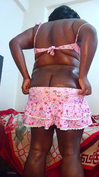 Fată efeminată purtând un bikini