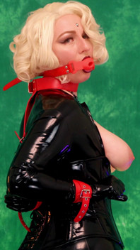 Sexy gummi-geknebelte MILF: Arya Grander in latex bondage