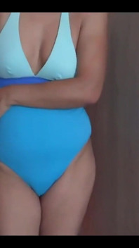 Na plaży moja piękna żona popisuje się w bikini i sprawia, że moje są bardzo twarde