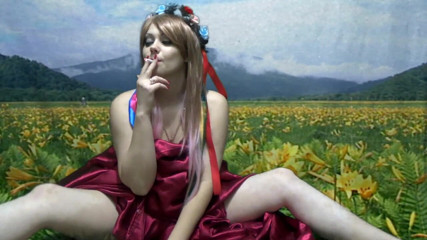 Goddess Misha Goldy: Fumando nella natura e stuzzicandoti