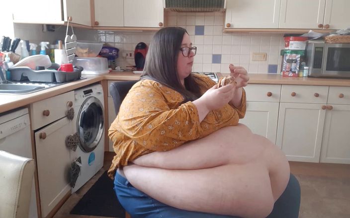 SSBBW Lady Brads: Ssbbw gegen godzilla burger essen