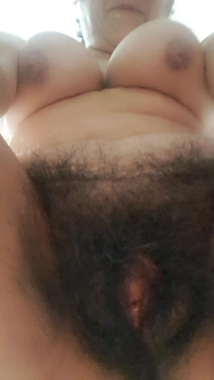 Mommy big hairy pussy: Ma belle-mère et sa chatte poilue