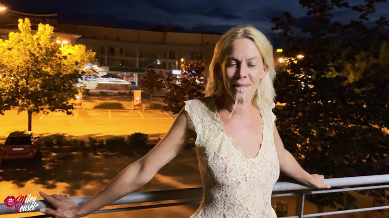 Miley Weasel: Crazy!! Blonde Babe Fucked in Public After Date!!