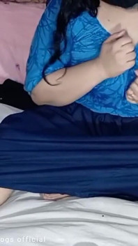 Hintli desi tombul evli kadın komşuma mastürbasyon yapıyor ve canlı web kamerası gösterisi sırasında büyük göğüslerini tutuyor