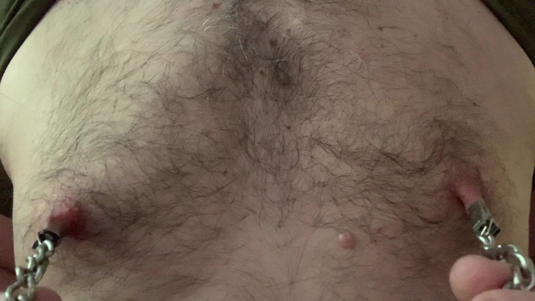 GayBear: Travail des seins / un homme jouant avec ses tétons