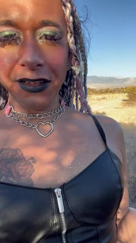 Vierta ese azúcar en mí strip tease al aire libre