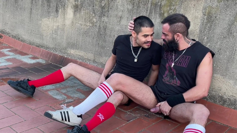 The Bearded Master: Rooftom'a işiyor ve sert sikişiyor. Sırılsıklam ıslak.