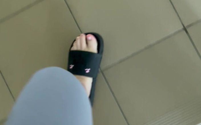 Feet: POV: звук шлепанцев при ходьбе в серых леггинсах