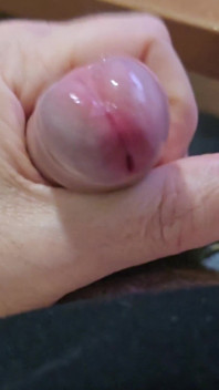Schöner Handjob vom Schreibtisch und große volle Eier