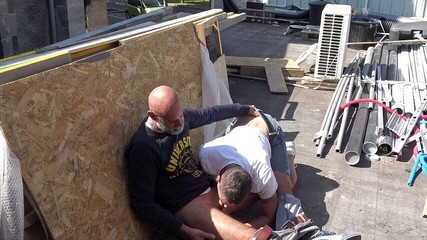 SEX WITH STRAIGHT BOY CURIOUS: Mladý gay přijme, že je vystříkán tátou