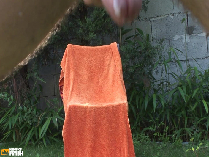 Gay Diaries: Татуированные чувак снимает видео, пока мастурбирует на улице на стуле