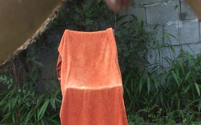 Gay Diaries: タトゥーの男は、椅子の上で外で自慰行為をしながら記録