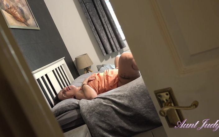 Aunt Judy's: Auntjudys - Din bystiga MILF hyresvärdinnan Ms. Kitty Kat fångar dig...
