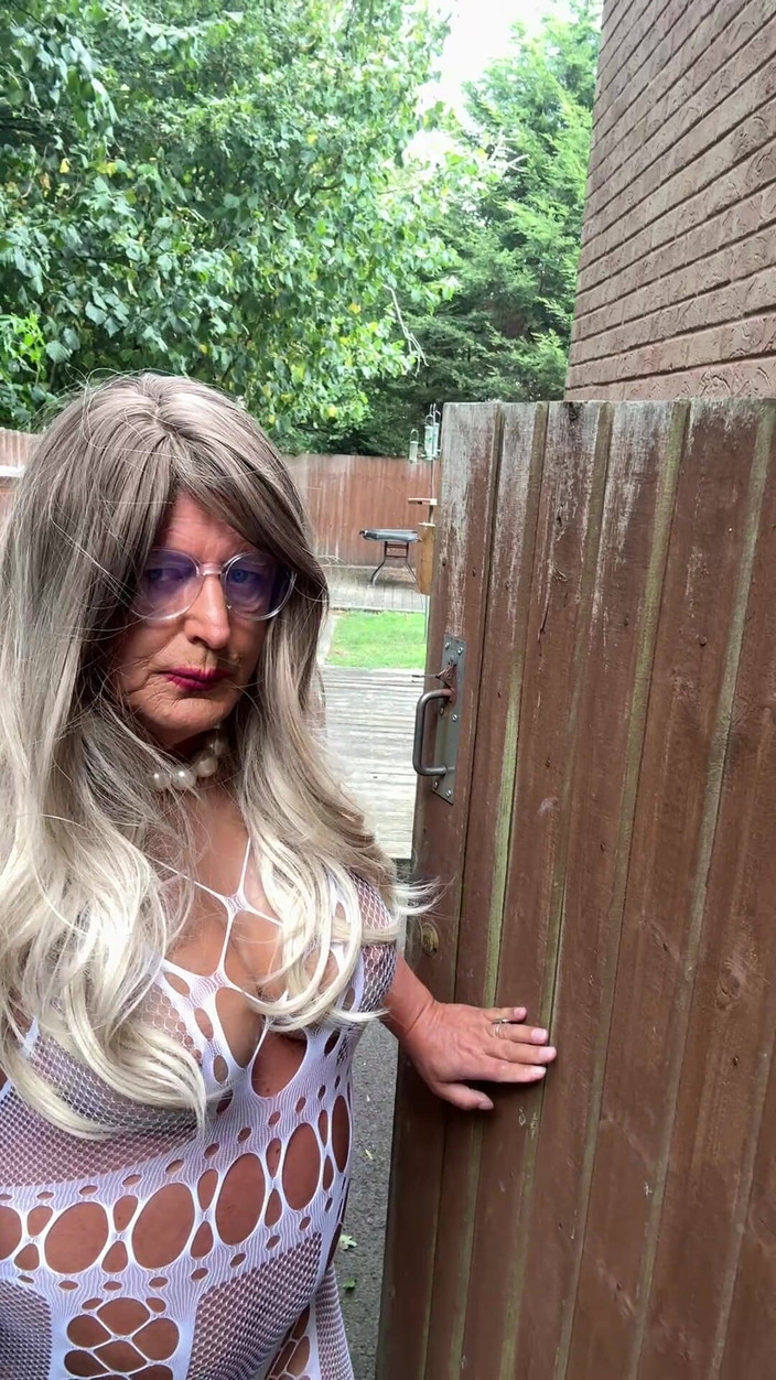 Kellycd2022: Si seksi crossdresser kellycd2022 dengan stoking fishnet putih dan sepatu...